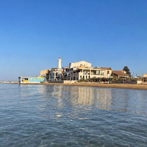 Il lungomare di Punta Secca con il faro
