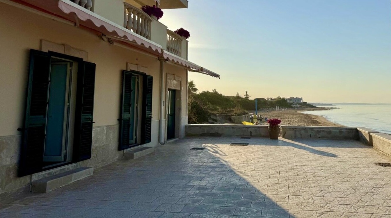 La casa Vespucci 41: il patio con vista sul mare