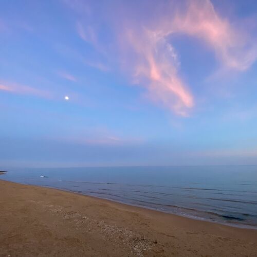 Crepuscolo con la luna sulla spiaggia di Punta Secca