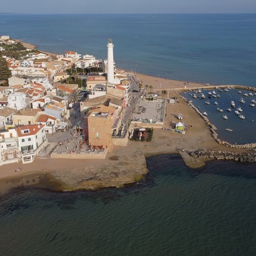 Punta Secca dall'alto: il faro, la spiaggia e il borgo